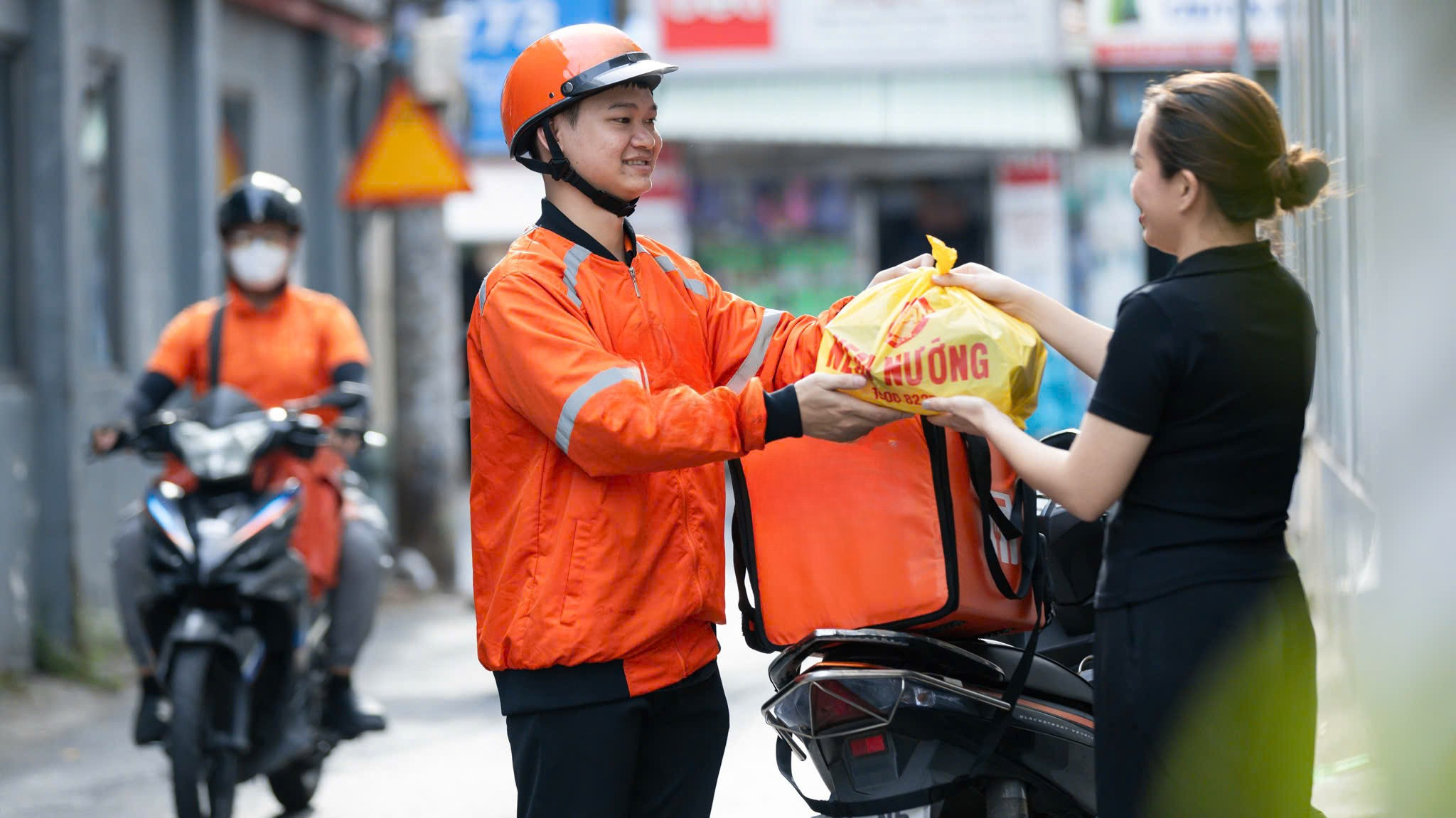 Tài xế giao đồ ăn